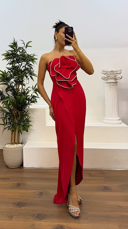 Robe de soirée rouge asymétrique sans bretelles