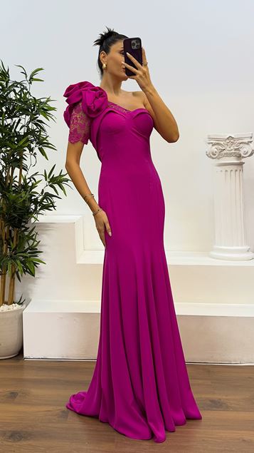 Vestido de noche fucsia con detalle de encaje y un hombro
