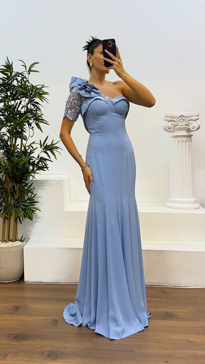 Abito da sera blu monospalla con dettagli in pizzo