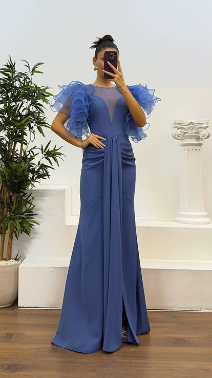 Vestido de noche con volantes y mangas con cuello en V índigo