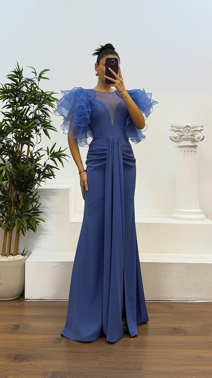 Vestido de noche con volantes y mangas con cuello en V índigo
