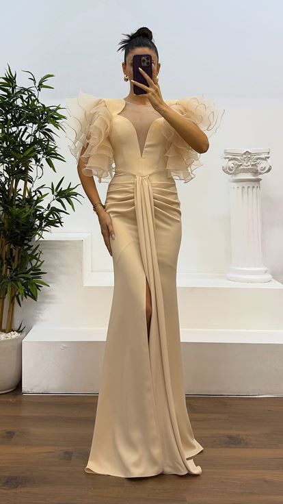 Vestido de noche dorado con mangas y cuello en V