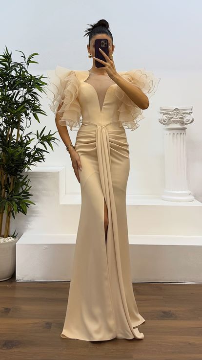 Vestido de noche dorado con mangas y cuello en V