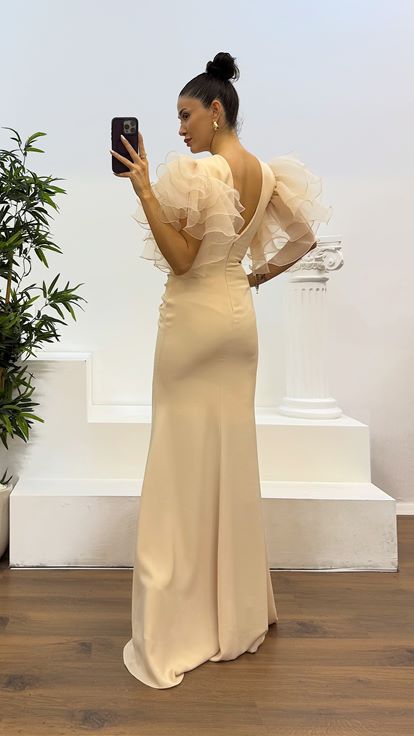 Vestido de noche dorado con mangas y cuello en V