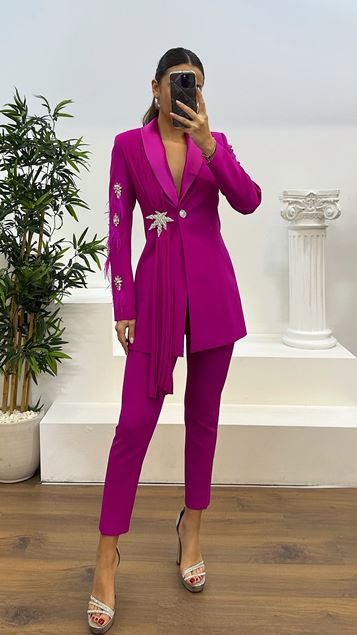 Veste détaillée avec broche fuchsia - Robe de soirée tailleur pantalon
