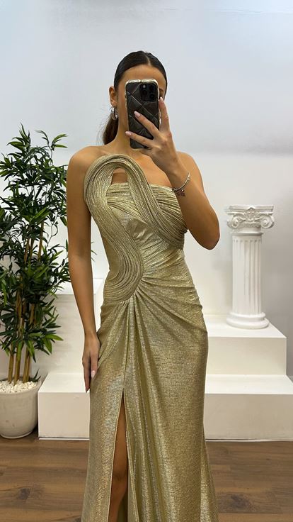 Abito da sera lucido dettagliato con scollatura senza spalline in oro