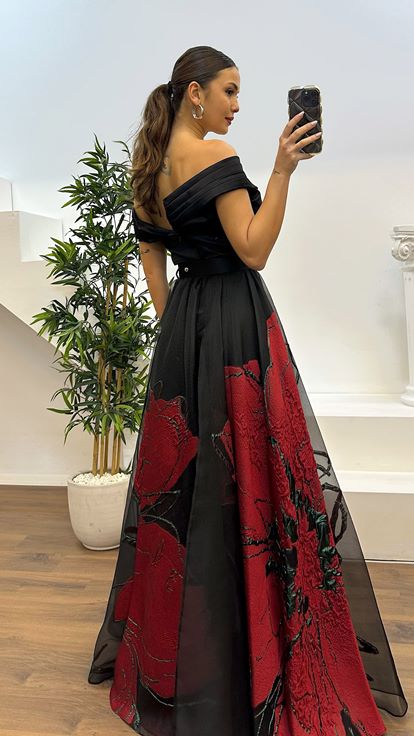 Robe rouge à motifs croisés sur la poitrine