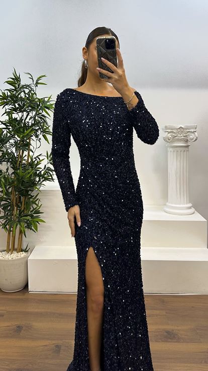 Vestido de noche con lentejuelas y detalle de cuello azul marino