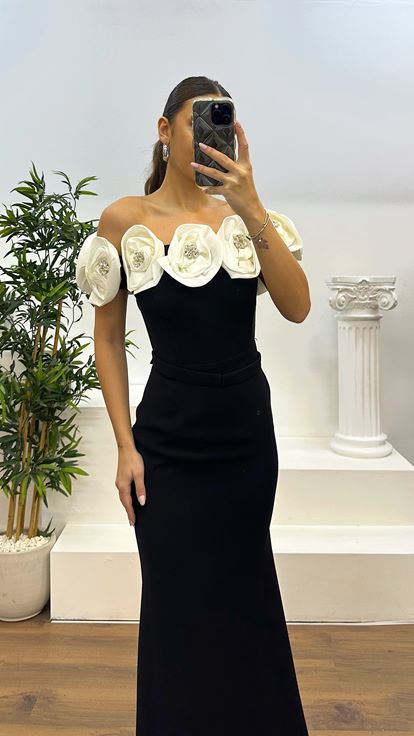 Abito da sera bianco senza spalline con scollo a V e dettagli floreali 