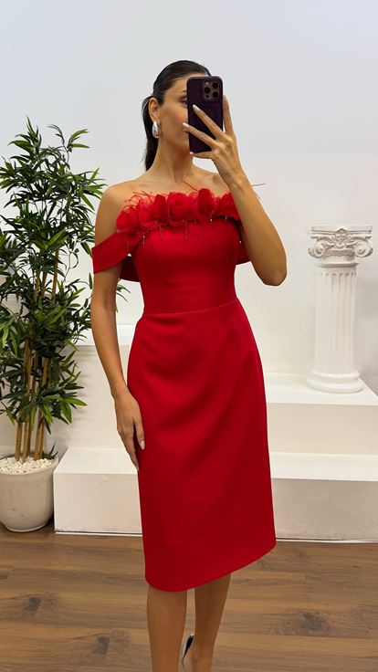 Rotes, trägerloses, kurzes Abendkleid mit Blumendetail