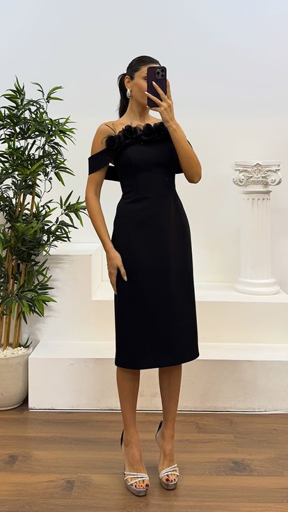 Vestido de noche corto con detalle floral sin tirantes negro