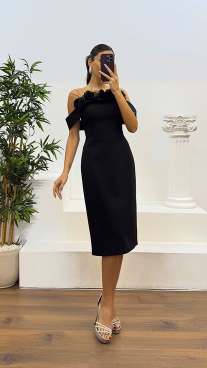 Vestido de noche corto con detalle floral sin tirantes negro