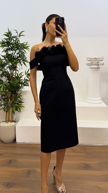 Vestido de noche corto con detalle floral sin tirantes negro