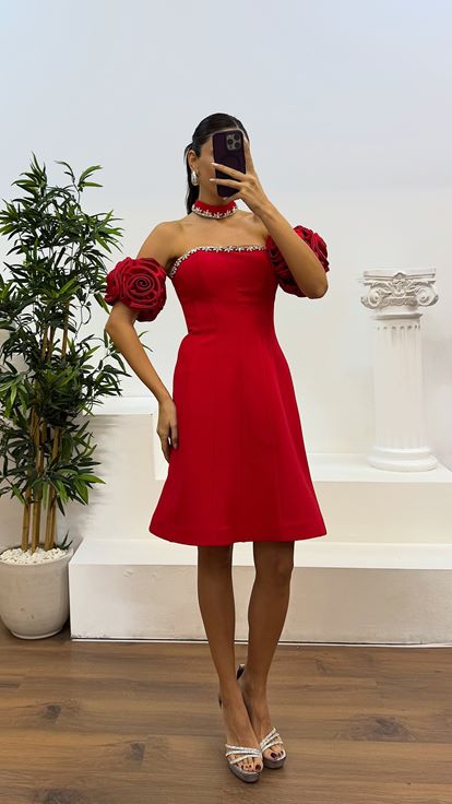 Rotes, trägerloses, kurzes Abendkleid mit bestickten Ärmeln und Halsausschnitt