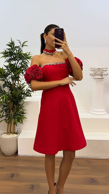Rotes, trägerloses, kurzes Abendkleid mit bestickten Ärmeln und Halsausschnitt