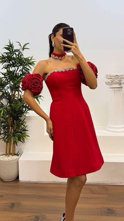 Rotes, trägerloses, kurzes Abendkleid mit bestickten Ärmeln und Halsausschnitt