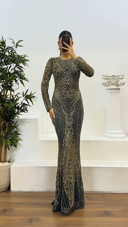 فستان سهرة مصمم بأكمام طويلة مطرز يدويًا باللون الزمردي