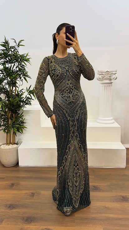 فستان سهرة مصمم بأكمام طويلة مطرز يدويًا باللون الزمردي