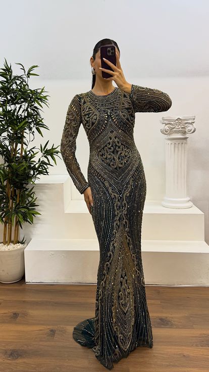 فستان سهرة مصمم بأكمام طويلة مطرز يدويًا باللون الزمردي