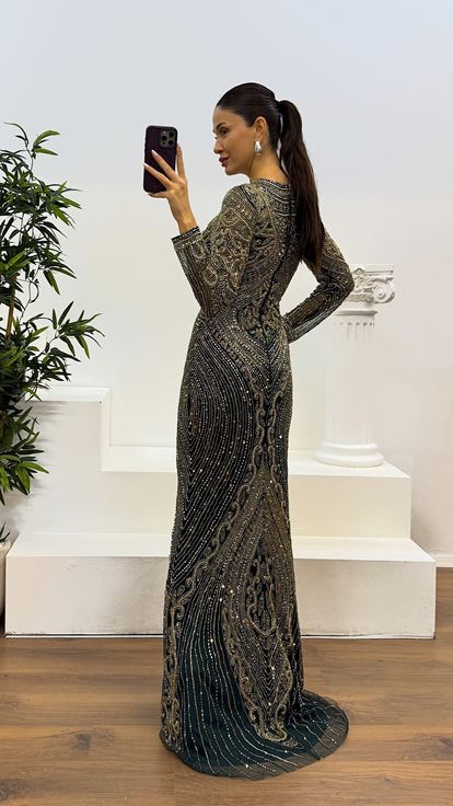 فستان سهرة مصمم بأكمام طويلة مطرز يدويًا باللون الزمردي