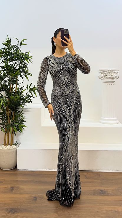 فستان سهرة أسود بأكمام طويلة بتصميم مطرز يدويًا