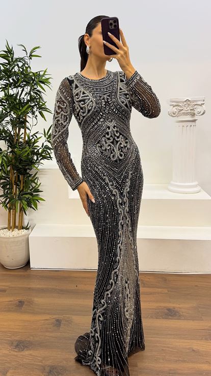 فستان سهرة أسود بأكمام طويلة بتصميم مطرز يدويًا