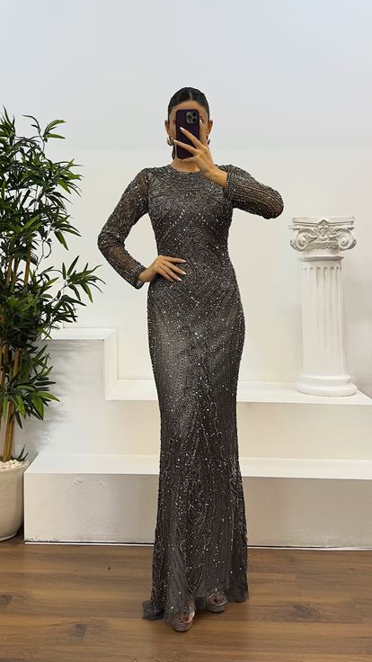 Robe de soirée anthracite à manches longues  brodée à la main  de créateur