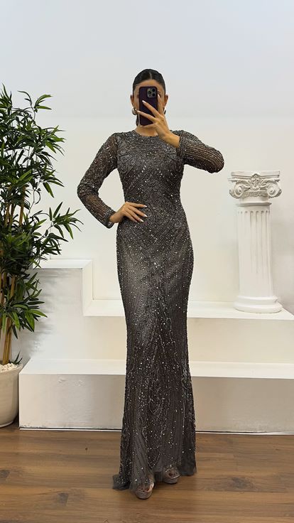 Robe de soirée anthracite à manches longues  brodée à la main  de créateur