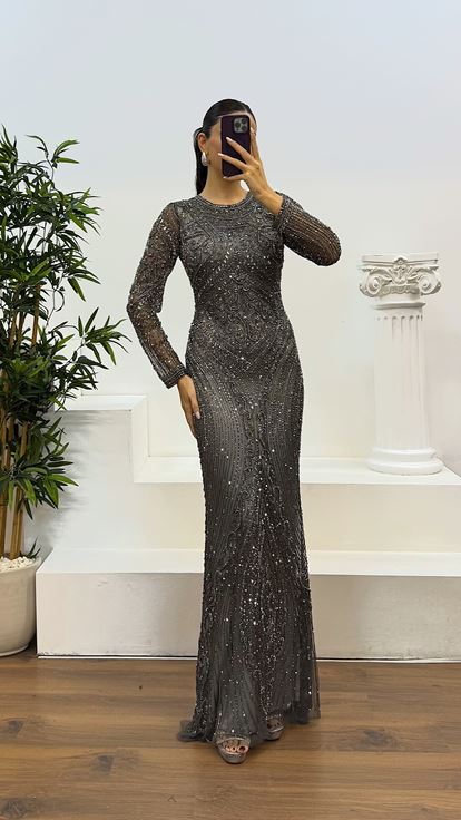 Robe de soirée anthracite à manches longues  brodée à la main  de créateur