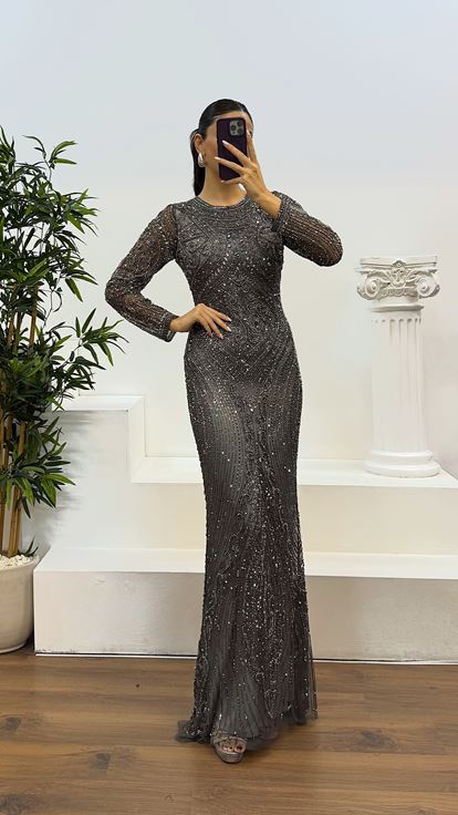 Robe de soirée anthracite à manches longues  brodée à la main  de créateur