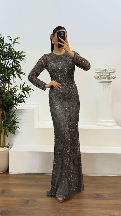 Robe de soirée anthracite à manches longues  brodée à la main  de créateur