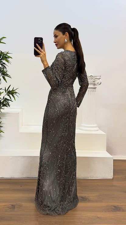Robe de soirée anthracite à manches longues  brodée à la main  de créateur