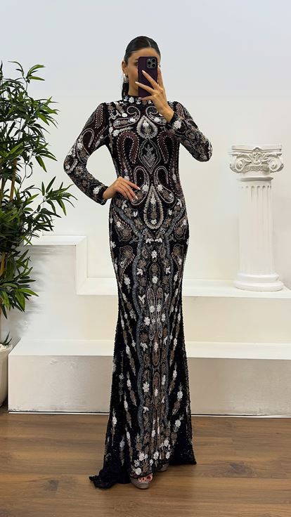 فستان سهرة أسود بأكمام طويلة بتصميم مطرز يدويًا