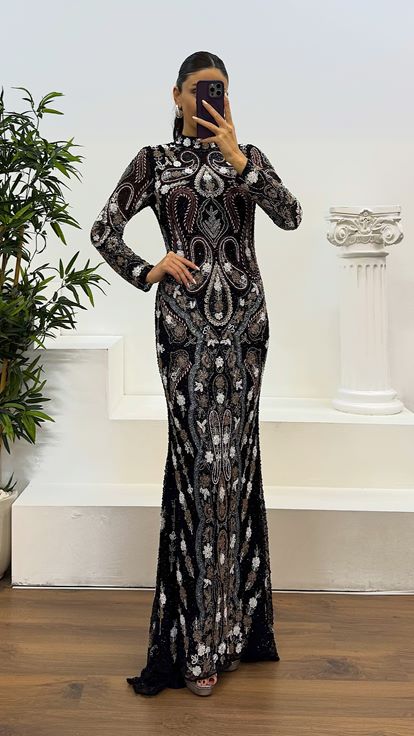 فستان سهرة أسود بأكمام طويلة بتصميم مطرز يدويًا