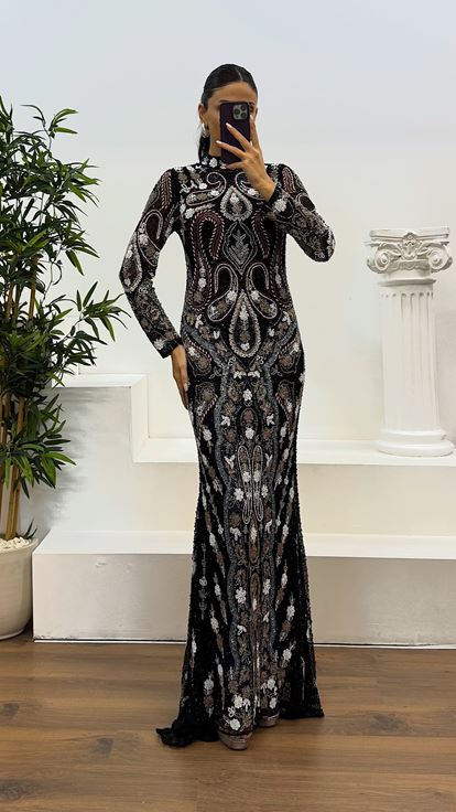 فستان سهرة أسود بأكمام طويلة بتصميم مطرز يدويًا
