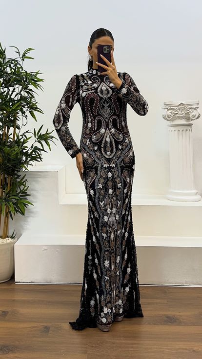 فستان سهرة أسود بأكمام طويلة بتصميم مطرز يدويًا