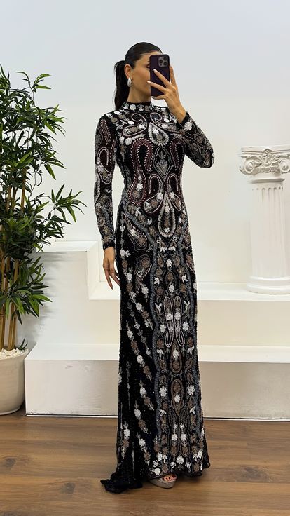 فستان سهرة أسود بأكمام طويلة بتصميم مطرز يدويًا