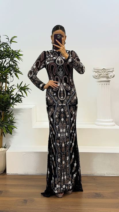 فستان سهرة أسود بأكمام طويلة بتصميم مطرز يدويًا