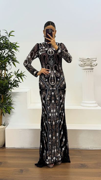 فستان سهرة أسود بأكمام طويلة بتصميم مطرز يدويًا