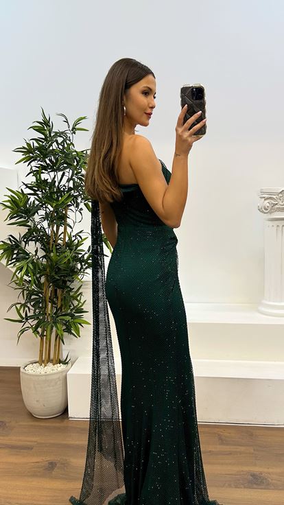 Abito da sera a manica singola color smeraldo con dettagli ricamati