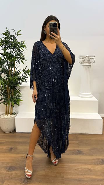 Vestido de noche con diseño bordado a mano y manga de murciélago azul marino