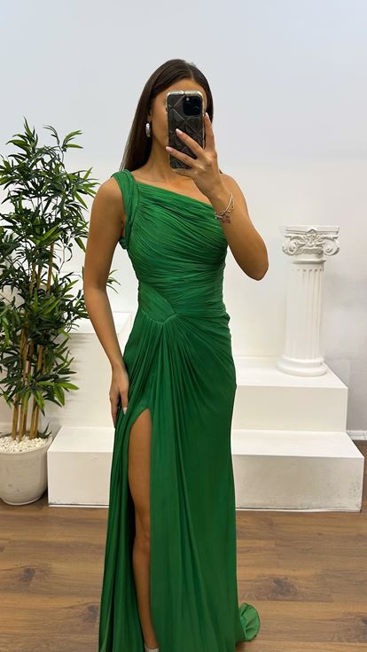 Abito da sera in chiffon con dettagli drappeggiati su una spalla verde