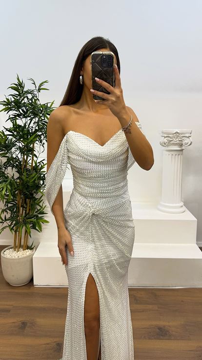 Vestido de noche sin tirantes fruncido en hueso