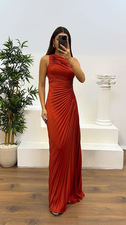 Fliesen-Abendkleid aus besticktem, plissiertem Satin mit One-Shoulder-Taille