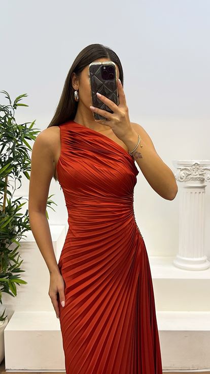 Fliesen-Abendkleid aus besticktem, plissiertem Satin mit One-Shoulder-Taille