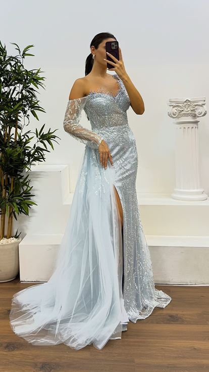 Vestido de noche azul con diseño bordado de un hombro