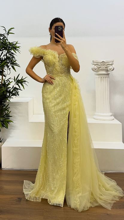 Robe de soirée jaune à une épaule en tulle avec détails brodés