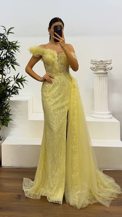 Robe de soirée jaune à une épaule en tulle avec détails brodés