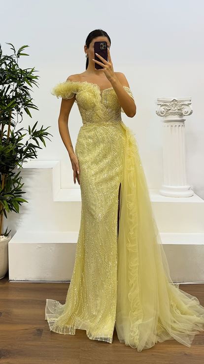Robe de soirée jaune à une épaule en tulle avec détails brodés