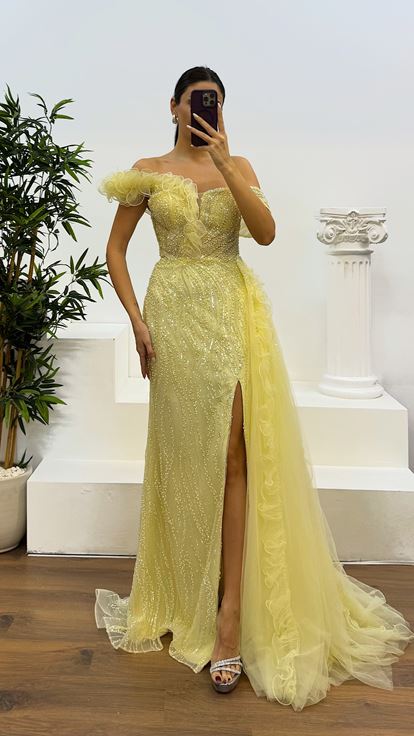 Robe de soirée jaune à une épaule en tulle avec détails brodés